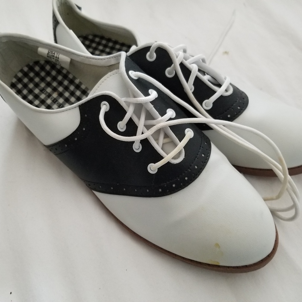 USED Saddle Shoes